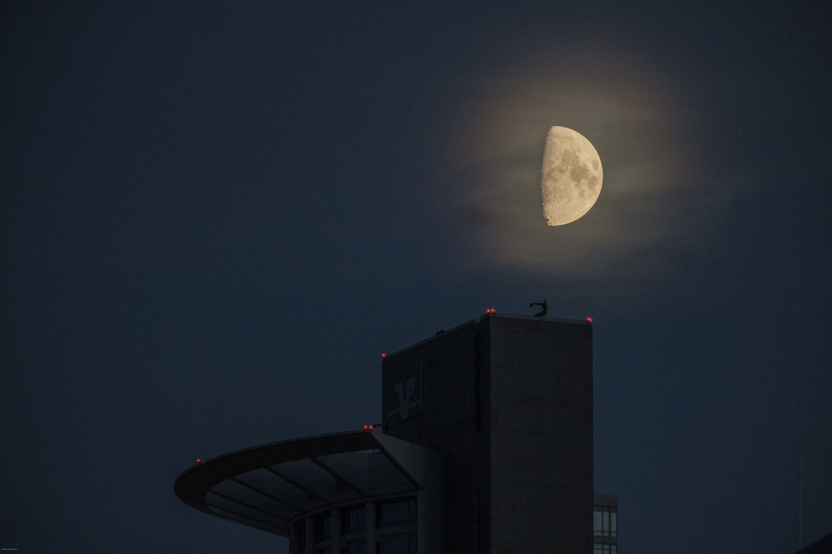 Halbmond über Hochhaus in Frankfurt bei Nacht