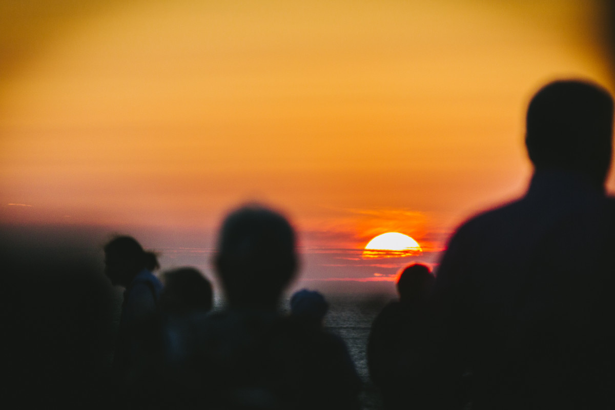 Menschliche Silhouetten vor Sonnenuntergang
