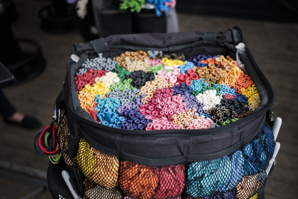 Runde Tasche mit vielen nicht aufgeblasenen Luftballons. nach Farben sortiert