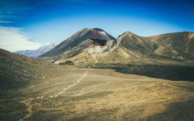 Krater-Landschaft mit erloschenem Vulkan