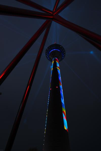 Düsseldorfer Fernsehturm von unten, bunt beleuchtet