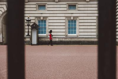 Britischer Soldat marschiert vor Buckingham-Palast