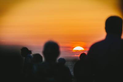 Menschliche Silhouetten vor Sonnenuntergang