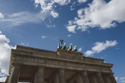 Spitze des Brandenburger Tors vor leicht bewölktem Himmel