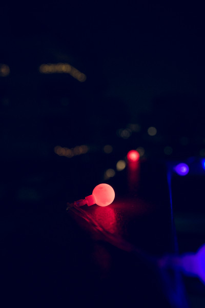 Rote Birne einer Lichterkette bei Nacht