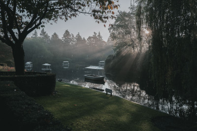 Kleines Motorboot auf See wird von Morgensonne angeleuchtet